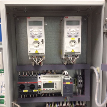Шкаф управления двумя конвейерами для деревообрабатывающего предприятия на базе преобразователя частоты ABB ACS150 и контроллера Oni PLR-S-CPU-1206
